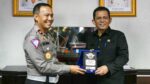 Dirgakkum Korlantas Polri, Brigjen Pol Aan Suhanan, memberikan cendra mata kepada Gubernur Kepulauan Riau, Ansar Ahmad