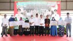 Gubernur Kepulauan Riau, Ansar Ahmad, bersama Ketua PKK Kepri, Dewi Kumalasari Ansar, anggota DPRD Kepri, Rizki Faisal, Ririn Warsiti, Sirajuddin Nur, dan Wahyu Wahyudin, serta para penerima bantuan