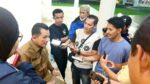 Gubernur Kepulauan Riau, Ansar Ahmad, saat diwawancara oleh Wartawan.