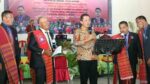 Gubernur Kepulauan Riau, Ansar Ahmad, bernyanyi bersama pengurus Pomparan Borsak Sirumoggur Boru Bere Ibere Kota Batam