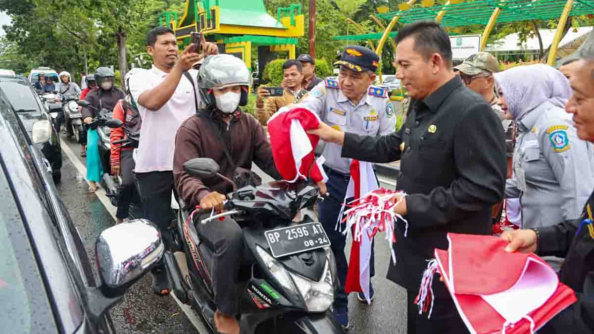 Sukseskan Program 10 Juta Bendera di Kepri, Gubernur Ansar Pimpin Pembagian 1.500 Bendera Merah Putih di Tanjung Pinang