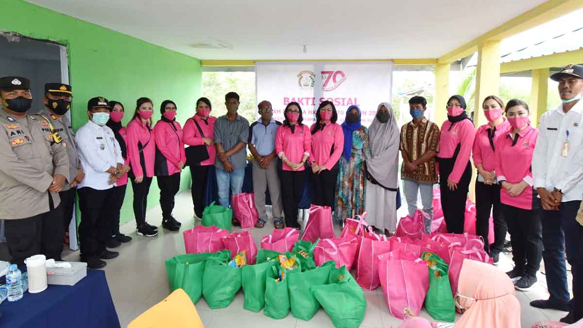 Hari Kesatuan Gerak Bhayangkari ke 70, Bhayangkari Kepri Bagikan 30 Paket Sembako kepada Masyarakat Pulau Caros