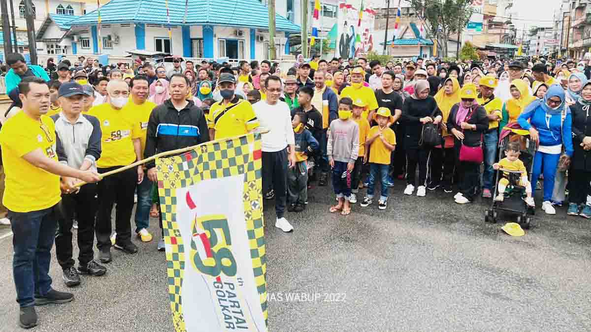 Bersama Ketua Golkar, Wabup Meranti Lepas Jalan Sehat HUT ke 58 Partai Golkar