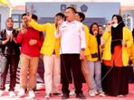 Gubernur Kepulauan Riau, Ansar Ahmad, bernyanyi bersama mahasiswa STISIPOL Raja Haji Tanjung Pinang