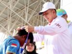 Gubernur Kepulauan Riau, Ansar Ahmad, mengalungkan medali kepada para pemenang lomba Porprov Ke V Provinsi Kepri tahun 2022