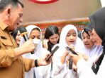 Gubernur Kepulauan Riau, Ansar Ahmad, saat bernyanyi bersama pelajar SMK Negeri 2 Batam