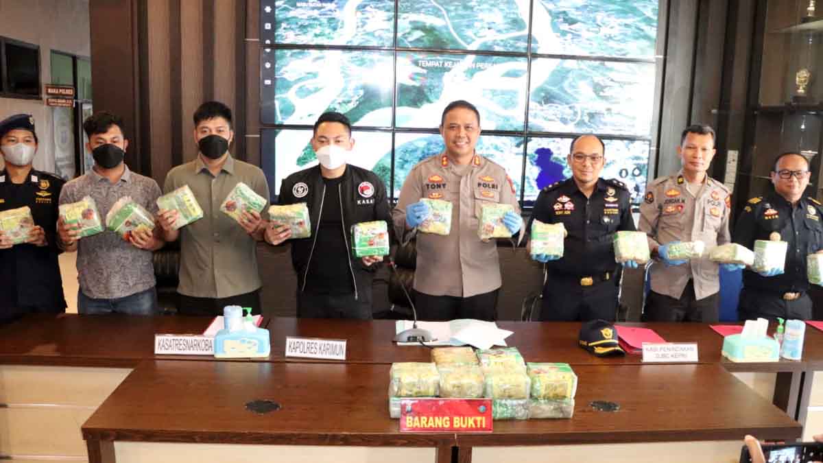 Nekat Lompat ke Laut, Tersangka Narkotika Jenis Sabu Seberat 32,07 Kg Kabur dari Petugas di Karimun