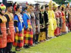 Para peserta upacara Hari Sumpah Pemuda ke 94 di Dabo Singkep mengenakan pakaian adat suku-suku yang ada di Nusantara