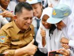 Siswa SMKN 7 Batam berswafoto bersama Gubernur Kepulauan Riau, Ansar Ahmad