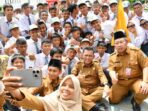 Siswa SMKN 7 Batam saat berswafoto bersama Gubernur Kepulauan Riau, Ansar Ahmad
