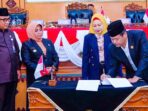 Wakil Ketua 2 DPRD Tanjung Pinang, Hendra Jaya, menandatangani nota kesepakatan KUA PPAS Kota Tanjung Pinang tahun anggaran 2023
