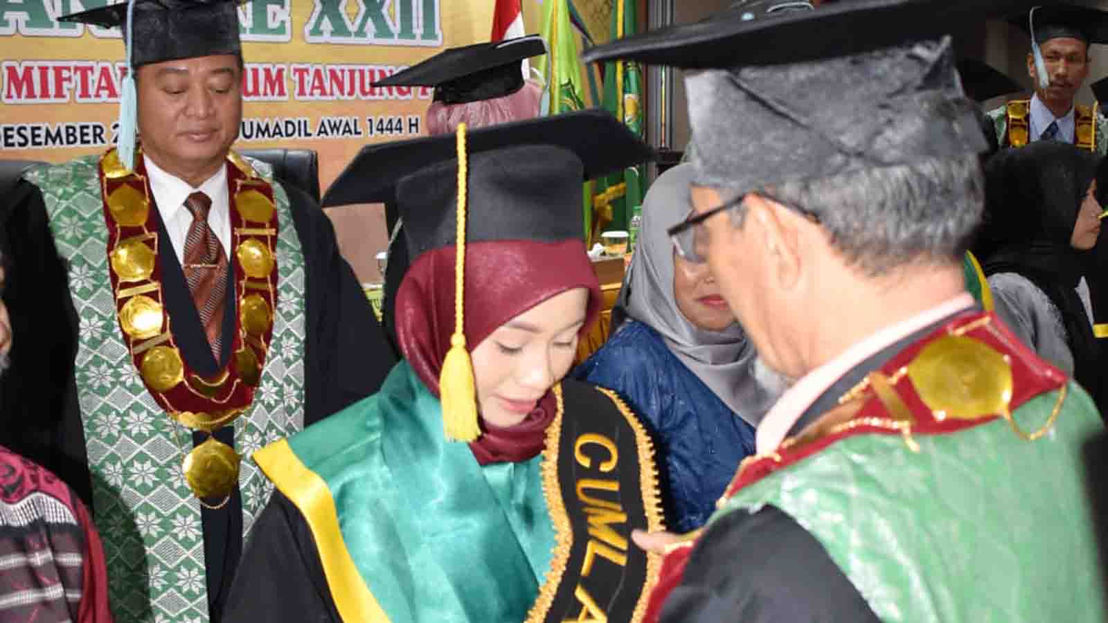 Dina Aprilia Raih Predikat Cumlaude, Saat Wisuda STAI Miftahul Ulum Tanjung Pinang