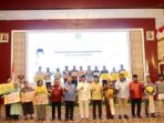 Gubernur Kepulauan Riau, Ansar Ahmad, bersama para undangan dan para penerima bantuan di Kota Tanjung Pinang