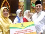 Gubernur Kepulauan Riau, Ansar Ahmad, menyerahkan bantuan kepada dai hinterland