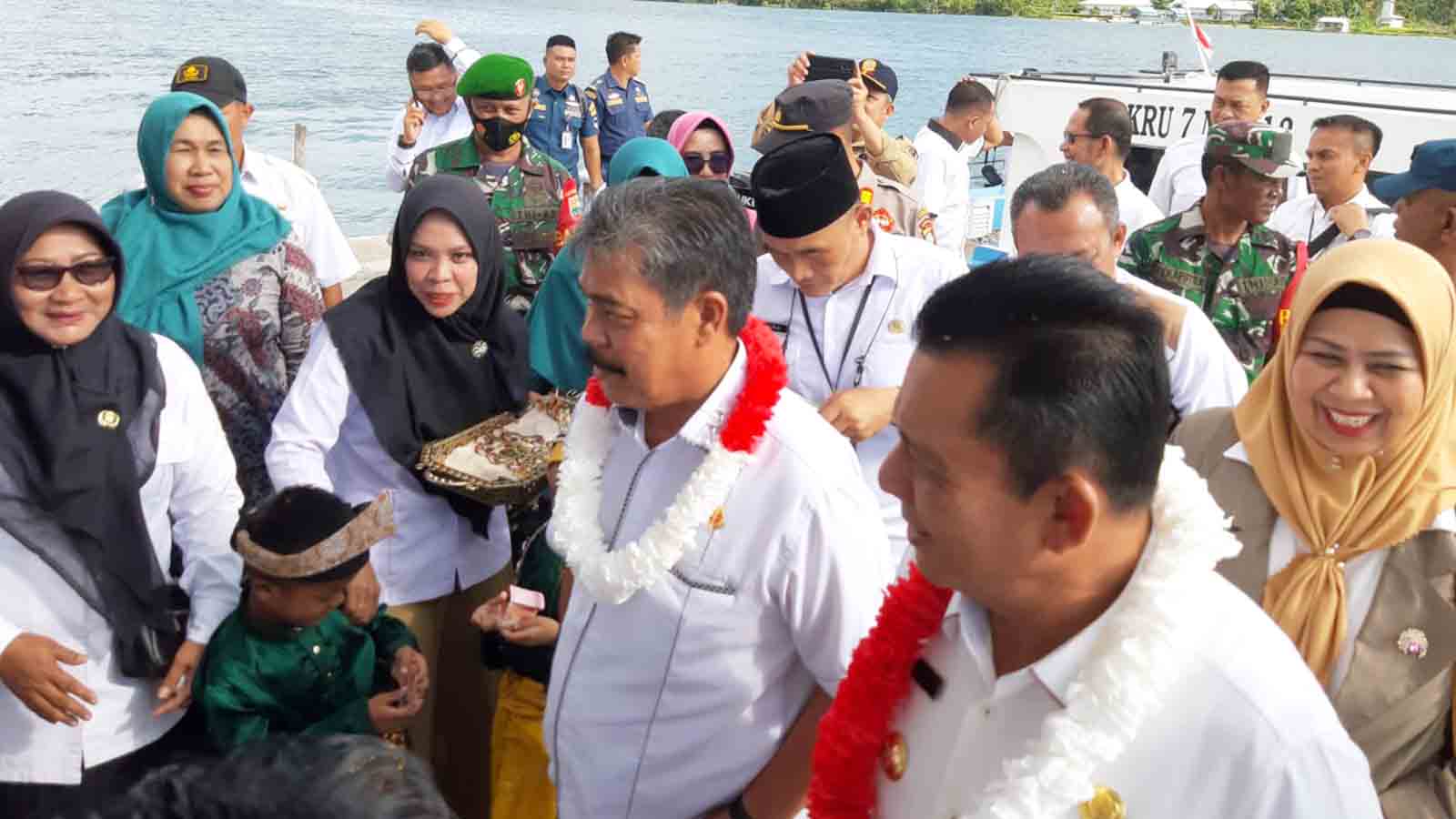 Kajati Kepri Bersama Gubernur Ansar Serahkan Insentif kepada Mubaligh dan Bantuan Hibah DKP Kepri di Kecamatan Senayang