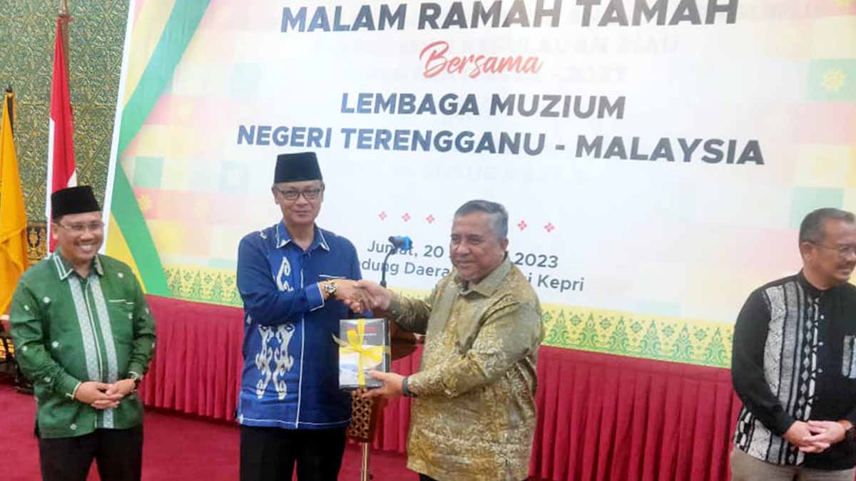 Malam Ramah Tamah Bersama Lembaga Muzium Negeri Terengganu, Disbud Kepri Berikan Cenderamata