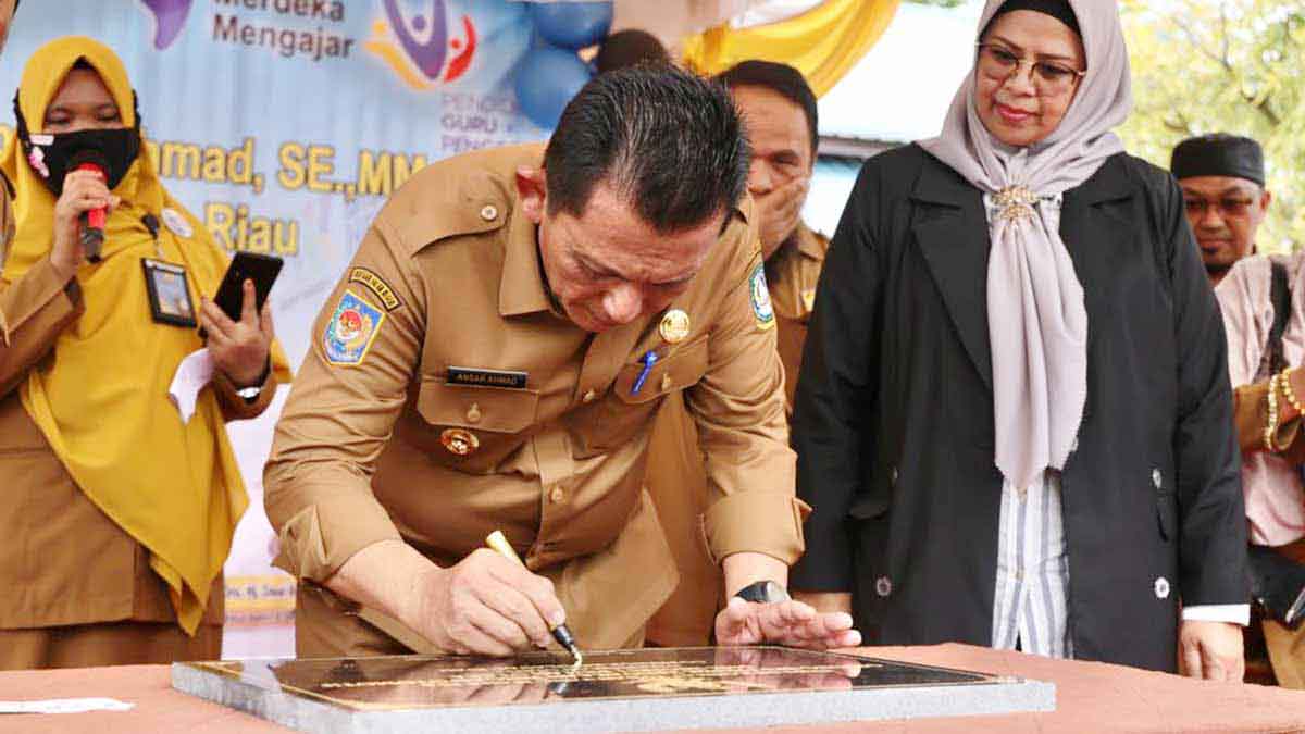 Gubernur Ansar Resmikan RPS Teknik Kendaraan Ringan Otomotif  SMKN 1 Bintan Utara
