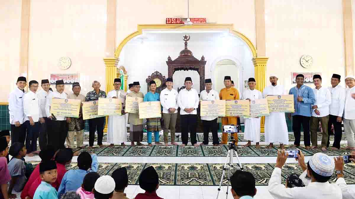 Peringatan Isra Miraj di Masjid An Nur Sedanau, Gubernur Ansar Serahkan Bantuan 9 Rumah Ibadah senilai Rp 426 juta