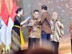 Gubernur Ansar Terima Penghargaan dari Presiden Jokowi