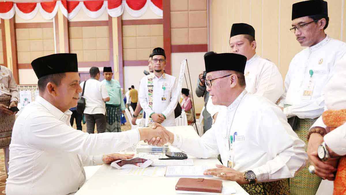 Bersama Kepala OPD, Forkopimda dan Direksi BUMD Provinsi Kepri, Gubernur Ansar Bayar Zakat Melalui BAZNAS Provinsi Kepri