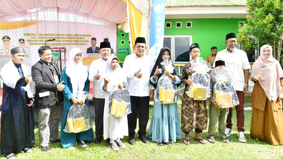 Ansar Ahmad Serahkan Bantuan kepada Anak Panti Asuhan se-Kota Batam