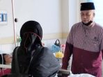 Anggota DPRD Provinsi Kepri Dapil Bintan Lingga Hanafi Ekra saat menjenguk pasien