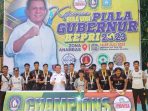 Gubernur Kepulauan Riau, Ansar Ahmad, bersama para pemenang Piala Gubernur Kepri 2023 Zona Anambas untuk cabang lomba Bola Voli