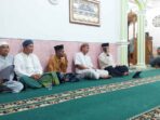 Anggota DPRD Provinsi Kepri, Hanafi Ekra, bersama para Jemaah Masjid Al Muttaqin, Desa Merawang, Kampung Budus, Kecamatan Lingga