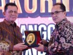 Gubernur Kepulauan Riau, Ansar Ahmad, memberikan cendera mata kepada peserta Rakornas Pencegahan Pelanggaran Netralitas ASN pada Pemilu 2024