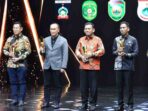 Gubernur Kepulauan Riau, Ansar Ahmad, menerima penghargaan Indonesia Awards 2023