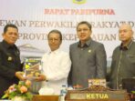 Gubernur Kepulauan Riau, Ansar Ahmad, menyerahkan Nota Keuangan dan Ranperda APBD Perubahan 2023 kepada Ketua DPRD Provinsi Kepri, Jumaga Nadeak