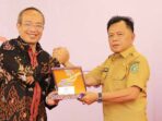 Kepala BPS Provinsi Riau, Asep Riyadi, memberikan cendera mata kepada Plt Bupati Kepulauan Meranti, AKBP (Purn) H Asmar