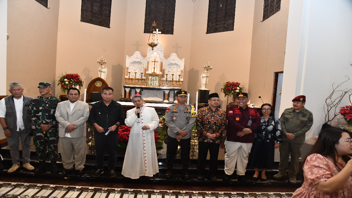 Penjabat Gubernur Jawa Barat Bey Machmudin meninjau pelaksanaan ibadah misa Natal, di Gereja Katedral Santo Petrus, Kota Bandung, Minggu (24/12/2023).