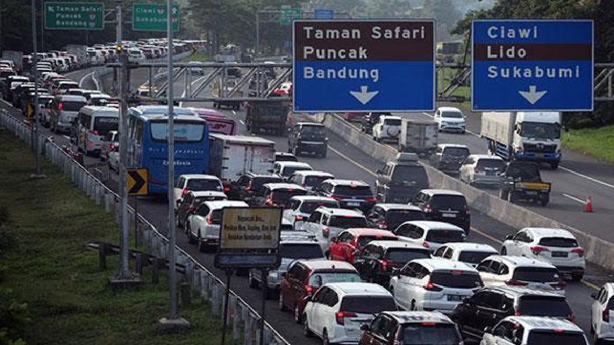 Kondisi tol Jakarta-Cikampek mulai dipadati arus lalulinta jelang libur Natal dan Tahun Baru Minggu (24/12/2023)- foto ist