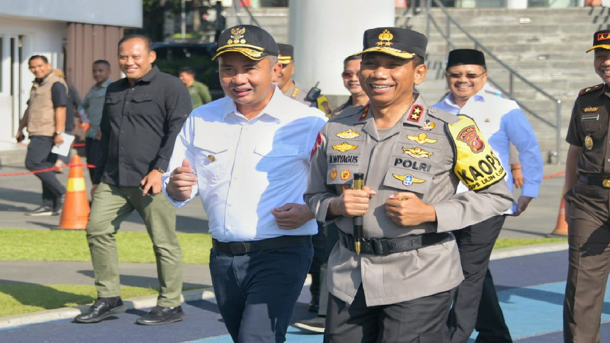 Pj Gubernur Jabar Bey Machmudin saat melakukan pengecekan bersama Forkopimda Jabar di tiga gereja di Kota Bandung yaitu Gereja Hok Kim Tong, Gereja Katedral dan GKI Maulana Yusuf, Minggu (24/12/2023)