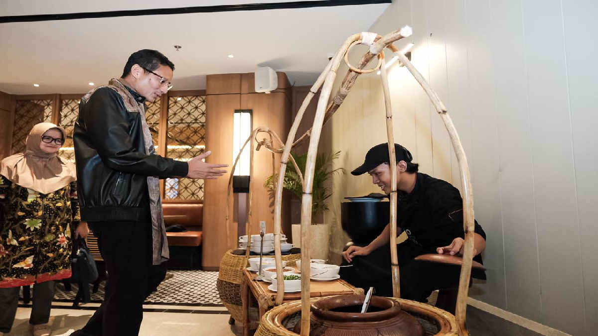 Menparekraf Sandiaga Uno memesan salah satu kuliner tradisional yaitu rawon pada saat peninjauan Resto The Heritage di Novotel Samator, Surabaya, Rabu (27/12/2023).
