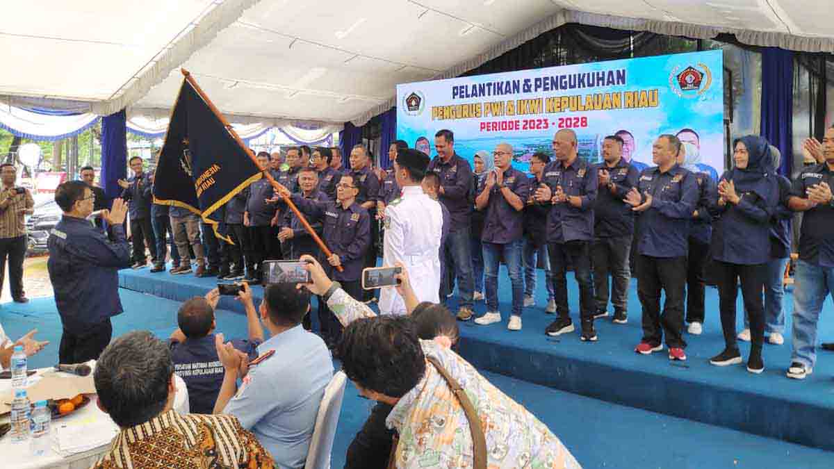 Hendry Ch Bangun Lantik Pengurus PWI Provinsi Kepri Periode 2023-2028