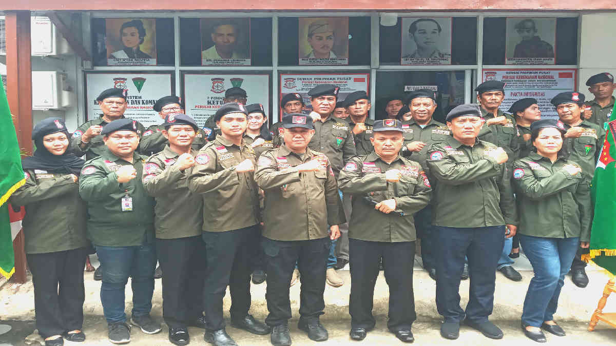 Foto bersama dengan Ketua Umum PKN Dikaios Kaleb Mangapul Sirait usai prosesi pelantikan dan pengukuhan Maurid Siahaan sebagai Ketua DPC PKN Kabupaten Bekasi. Pelantikan dilaksanakan di Kantor Pusat Jl. Narogong KM.2 Yonif Mekanis 202, Tajimalela No.4 Rawalumbu, Kota Bekasi pada Senin 8 Januari 2024.