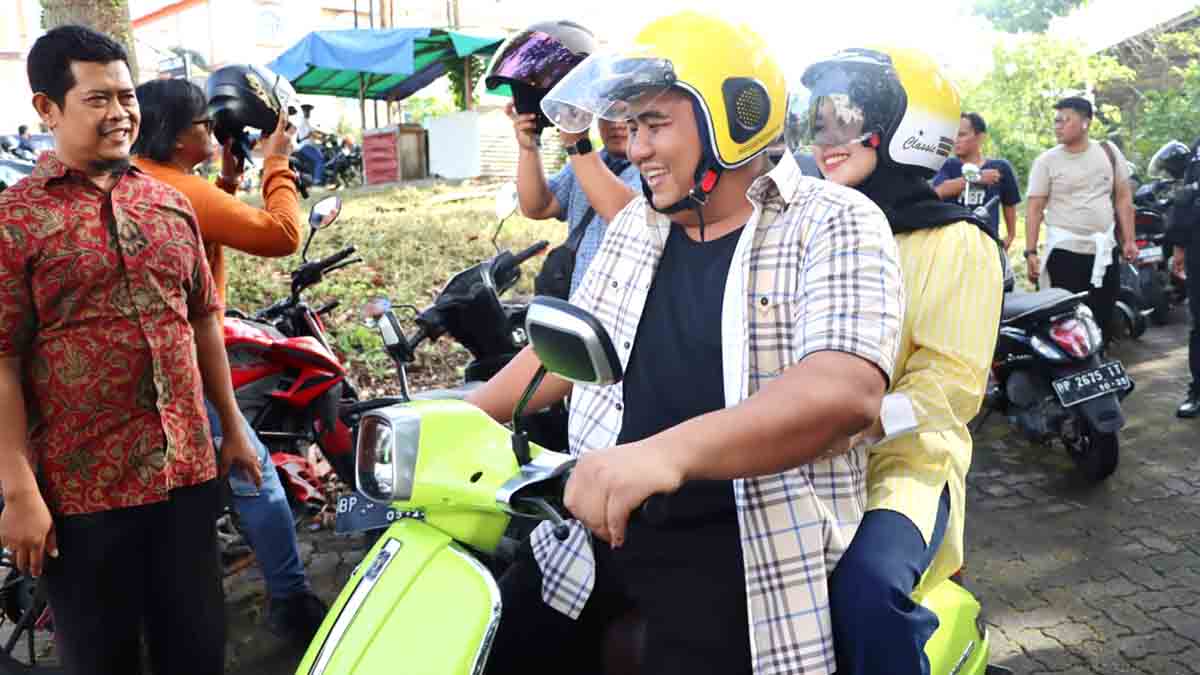 Naik Sepeda Motor Listrik, Bupati Bintan dan Istri Nyoblos di TPS 002