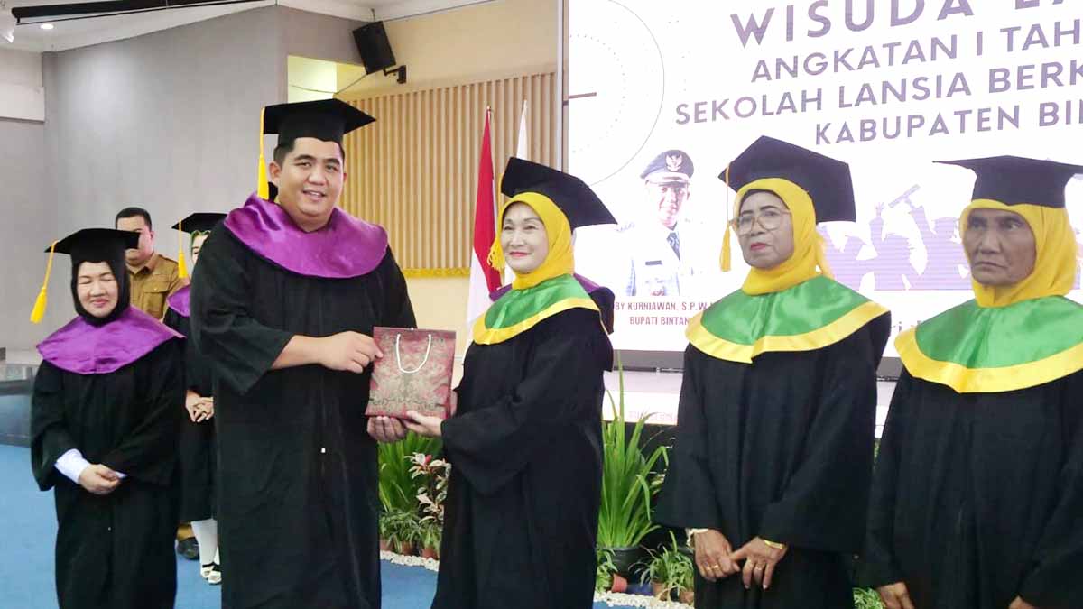 34 Atok dan Nenek Diwisuda, Bupati Bintan: Belajar Tidak Mengenal Batas Usia