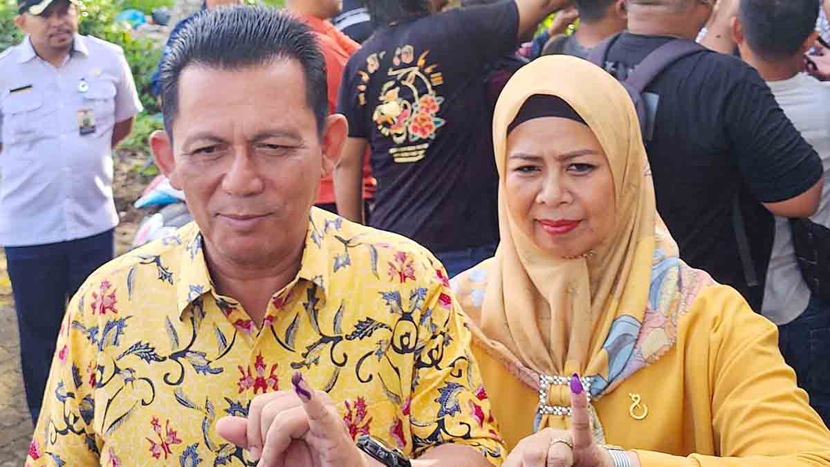 Pemilu 2024, Gubernur Ansar Ahmad dan Keluarga Nyoblos di TPS 002