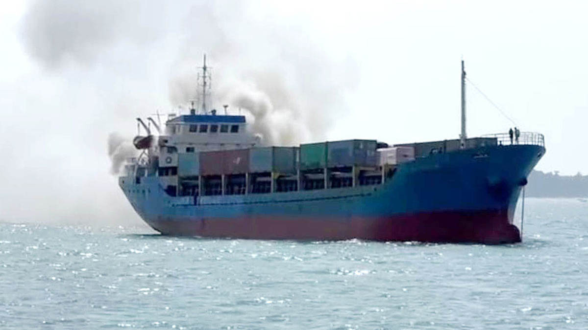 Kapal Kargo KM Alexindo 8 Terbakar di Perairan Batu Ampar Batam, Basarnas Ungkap Kronologis Kejadiannya