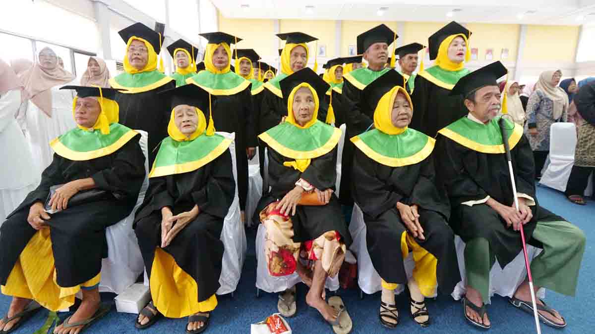 Bupati Roby Wisuda 34 Lansia dari Sekolah Lansia Berkah Bahagia, Wisudawati Tertua Berusia 84 Tahun