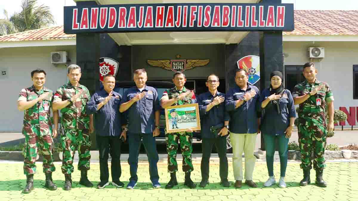 Kunjungi Lanud RHF Tanjung Pinang, PWI Kepri Beri Hadiah Karikatur Kolonel Pnb Andi Nur Abadi