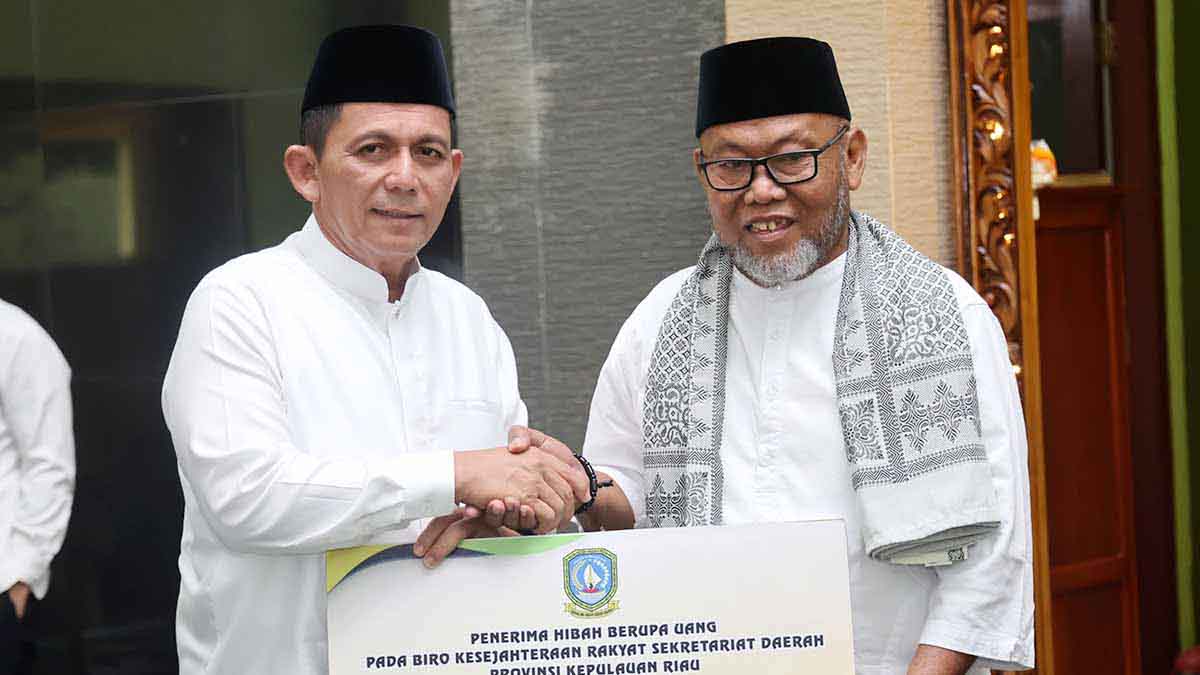 Ke Dabo Singkep, Gubernur Ansar Ahmad Serahkan Bantuan Rp 100 Juta