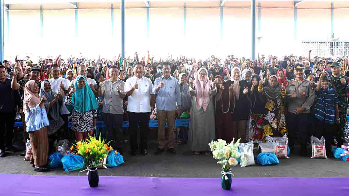 Wali Kota Rudi Serahkan 1.500 Paket Sembako Gratis kepada Masyarakat Lubuk Baja