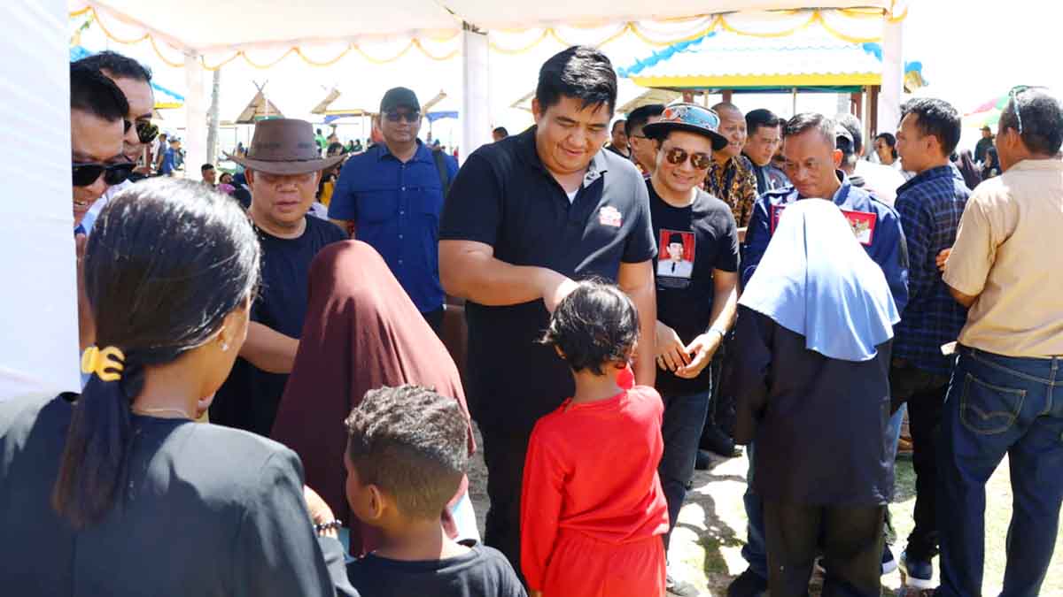 Bersama Ratusan Buruh, Bupati Roby Rayakan May Day di Pantai Dugong Trikora
