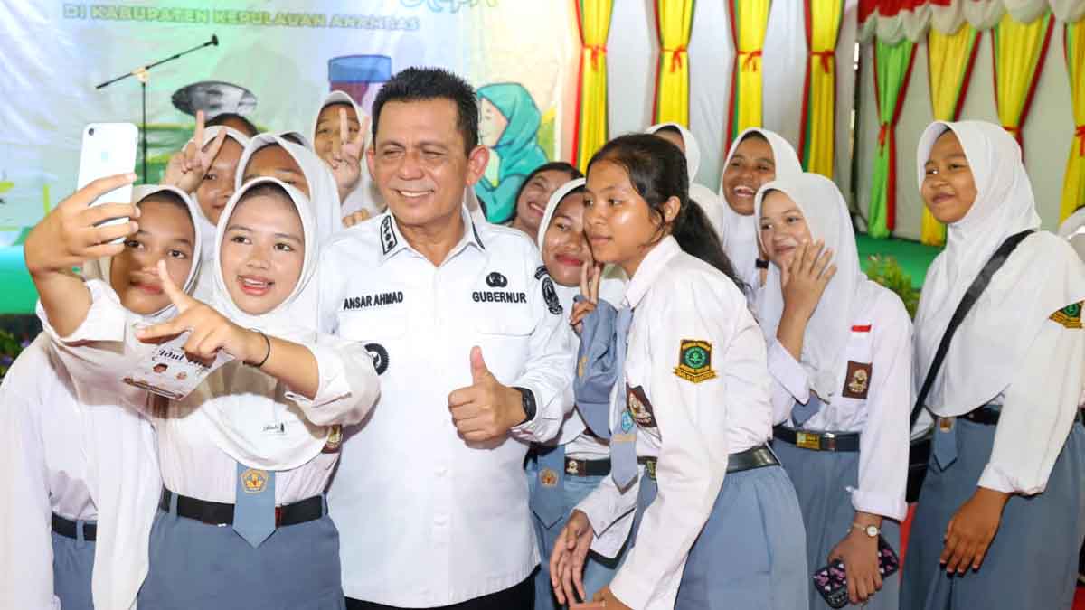 Ke Tarempa, Gubernur Ansar Ahmad Serahkan Bantuan Kemasyarakatan dan Proyek Infrastruktur Senilai Rp7,45 Miliar