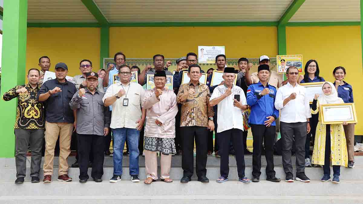 Silaturahmi Bersama Masyarakat Pulau Buluh, Gubernur Ansar Ahmad Paparkan Program Strategis dan Serahkan Berbagai Bantuan