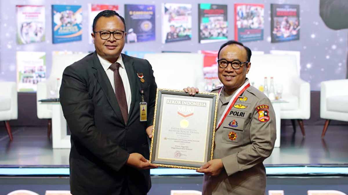 Nulis Buku Terbanyak, Irjen Pol Dedi Prasetyo Raih Rekor MURI